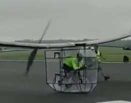 Imagem ilustrativa da imagem Vídeo: homem transforma bicicleta em avião na Índia