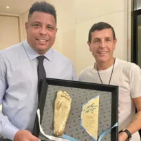 Imagem ilustrativa da imagem Ronaldo Fenômeno recebe molde de pé de Maradona