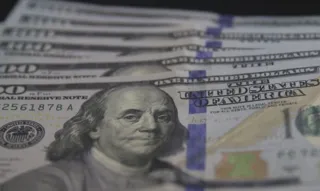 Imagem ilustrativa da imagem Dólar tem leve alta e sobe para R$ 5,30 após decisões do STF