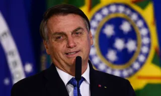Imagem ilustrativa da imagem Bolsonaro renova concessões com emissoras por 15 anos