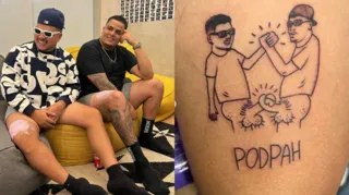 Imagem ilustrativa da imagem Apresentadores de podcast tatuam pênis para celebrar amizade