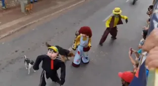 Imagem ilustrativa da imagem Vídeo: cães vira-latas avançam em personagens da 'Carreta Furacão'