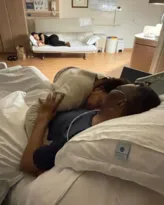 Imagem ilustrativa da imagem Filha de Pelé posta foto com o pai no hospital: 'Seguimos aqui'