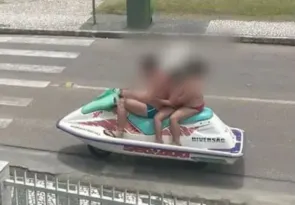 Imagem ilustrativa da imagem Vídeo: Família é flagrada passeando de 'jet ski com rodas' em SC