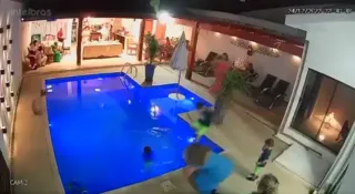 Imagem ilustrativa da imagem Menino de 10 anos pula em piscina para salvar irmão em SP