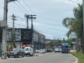 Imagem ilustrativa da imagem Caminhão arrasta fios e derruba postes em São Gonçalo