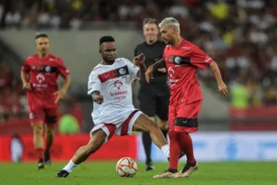 Imagem ilustrativa da imagem Carlos Alberto alfineta meia do Flamengo após tomar drible