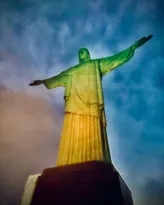 Imagem ilustrativa da imagem Cristo Redentor nas cores verde e amarelo em homenagem a Pelé