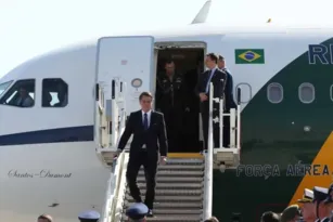 Imagem ilustrativa da imagem Bolsonaro embarca em avião presidencial rumo à Flórida