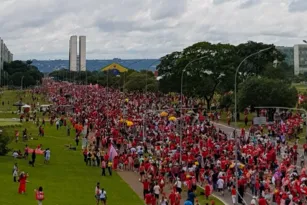 Imagem ilustrativa da imagem Eleitores de Lula começam a chegar na Esplanada dos Ministérios