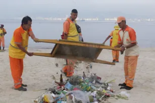 Imagem ilustrativa da imagem Cerca de 80 toneladas de lixo são recolhidos em praia de Niterói