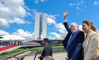 Imagem ilustrativa da imagem Lula assina revogação do sigilo de cem anos de Bolsonaro