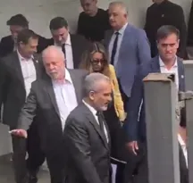 Imagem ilustrativa da imagem Lula vai a velório de Pelé na Vila Belmiro, em São Paulo