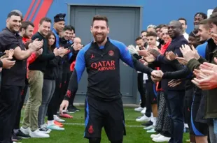 Imagem ilustrativa da imagem Messi volta aos treinos no PSG e é recebido com aplausos