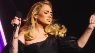Imagem ilustrativa da imagem Adele preocupa fãs ao revelar doença: 'Estou com dor'