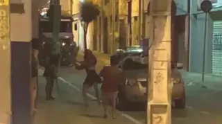Imagem ilustrativa da imagem Vídeo: garotas de programa quebram carro após calote no Ceará