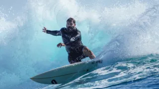 Imagem ilustrativa da imagem Surfista brasileiro de ondas gigantes morre após queda em Nazaré