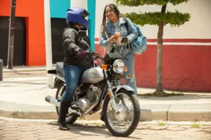 Imagem ilustrativa da imagem Eduardo Paes garante que vai proibir o serviço de Uber moto no Rio