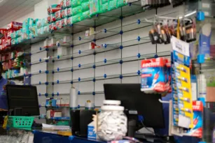 Imagem ilustrativa da imagem Idosos furtam farmácia no Rio e dão prejuízo de R$ 70 mil; vídeo