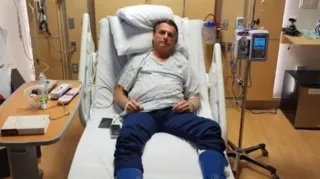 Imagem ilustrativa da imagem Bolsonaro posta foto em leito de hospital dizendo ser nos EUA
