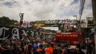 Imagem ilustrativa da imagem Corpo de Dinamite é acompanhado por multidão em cemitério de Caxias