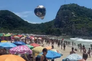 Imagem ilustrativa da imagem Com praia lotada, balão cai no mar do Leme e assusta banhistas