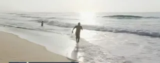 Imagem ilustrativa da imagem Repórter da Globo mergulha ao vivo em praia do Recreio; vídeo