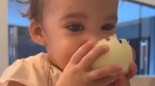 Imagem ilustrativa da imagem Sem choro: bebê de 1 ano come cebola crua inteira; vídeo