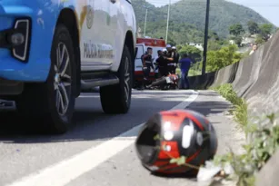 Imagem ilustrativa da imagem Motociclista morre atropelado por caminhão na RJ-104, em Niterói