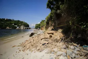 Imagem ilustrativa da imagem Defesa Civil interdita encosta que desabou em praia de Niterói