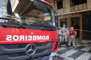 Imagem ilustrativa da imagem Cozinha de lanchonete pega fogo e assusta no Centro de Niterói