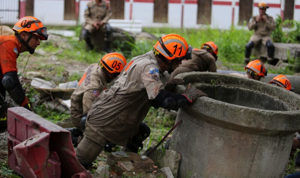 Bombeiros do Rio treinam técnicas de resgate a vítimas de desastres