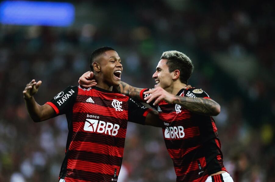 Ingleses entram em guerra para arrancarem joia do Flamengo