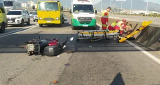 Imagem ilustrativa da imagem Acidente com moto deixa dois feridos na Ponte Rio-Niterói