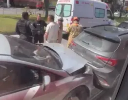 Imagem ilustrativa da imagem Acidente entre carros causa lentidão no Centro de Niterói