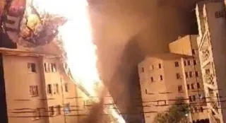 Imagem ilustrativa da imagem Balão em chamas cai em prédio e assusta moradores; vídeo