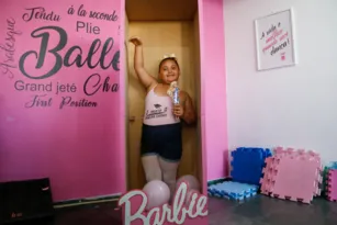 Imagem ilustrativa da imagem Barbie 'made in favela': projeto leva 'onda rosa' a meninas em SG