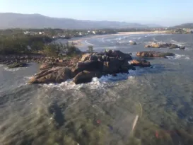 Imagem ilustrativa da imagem Barco pesqueiro com 12 pessoas naufraga em Santa Catarina