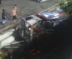 Imagem ilustrativa da imagem Caminhão da Comlurb cai de viaduto e motorista fica ferido