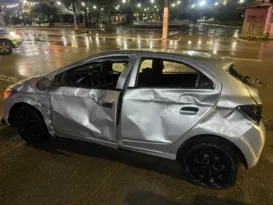 Imagem ilustrativa da imagem Carro atropela quatro em calçada e é atacado por pedestres; vídeo