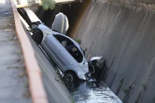 Imagem ilustrativa da imagem Carro bate em poste e cai em canal da Alameda São Boaventura