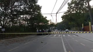 Imagem ilustrativa da imagem Carro bate em poste e interdita rua na Região Oceânica de Niterói