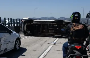 Imagem ilustrativa da imagem Carro capota e complica o trânsito na Ponte Rio-Niterói; veja vídeo