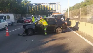 Imagem ilustrativa da imagem Carro colide com mureta e interdita trânsito na Linha Amarela