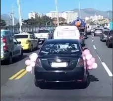 Imagem ilustrativa da imagem Carro com a frase 'minha última quimio' emociona motoristas no Rio