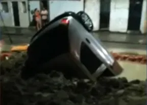 Imagem ilustrativa da imagem Carro é engolido por cratera após motorista perder controle