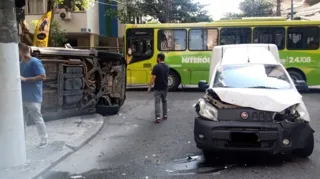 Imagem ilustrativa da imagem Carro fica virado após acidente na Zona Sul de Niterói; vídeo