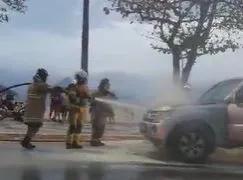 Imagem ilustrativa da imagem Carro pega fogo na Zona Sul de Niterói; veja o vídeo