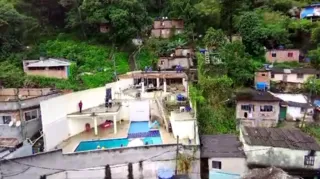 Imagem ilustrativa da imagem Casa de luxo de R$ 1 milhão é demolida no alto da Rocinha