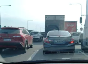 Imagem ilustrativa da imagem Colisão entre carro e moto deixa ferido na Ponte Rio-Niterói